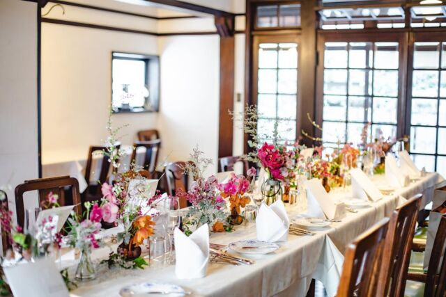 テーブルコーディネイト
ゲストのおもてなしのひとつ  おふたりらしい空間を創り
心地よい時間を過ごしてもらい
テーブルのお花をご自宅でもかざってもらう  少人数だからこそ
ゲストひとりひとりの想いに寄り添って創る1日  @kazoku_de_wedding 
——————————————————————————
私たちは結婚式における延期•キャンセル料を
一切いただかないプロデュース会社です
——————————————————————————-  #家族でウエディング 
#家族の時間 
#キャンセル料無料 
#家族で結婚式 
#家族写真 
#家族時間 
#家族 
#家族撮影 
#入籍
#プロポーズ
#デュボネウエディング 
#少人数結婚式 
#少人数ウェディング 
#少人数ウエディング 
#名古屋結婚式
#誓いの言葉 
#重要伝統的建造物群保存地区 
#家族挙式 
#和人前式 
#くふう婚 
#プレ花嫁 
#家族写真撮影 
#少人数挙式 
#コーディネイト 
#鏡開き #婚姻届 #テーブルフラワー 
#テーブルコーディネート