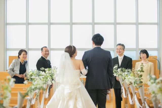 家族とおふたりたのファーストミート  ドキドキするけれど
顔を見たら誰よりもホッとできる
家族だけの大切な時間  @kazoku_de_wedding 
——————————————————————————
私たちは結婚式における延期•キャンセル料を
一切いただかないプロデュース会社です
——————————————————————————-  #家族でウエディング 
#家族の時間 
#キャンセル料無料 
#家族で結婚式 
#家族写真 
#家族時間 
#家族 
#家族撮影 
#入籍
#少人数婚 
#デュボネウエディング 
#少人数結婚式 
#少人数ウェディング 
#少人数ウエディング 
#名古屋結婚式
#誓いの言葉 
#少人数婚礼 
#家族挙式 
#和人前式 
#くふう婚 
#プレ花嫁 
#家族写真撮影 
#少人数挙式 
#ファミリーミート 
#ウェディングドレス #婚姻届 #教会 
#教会式